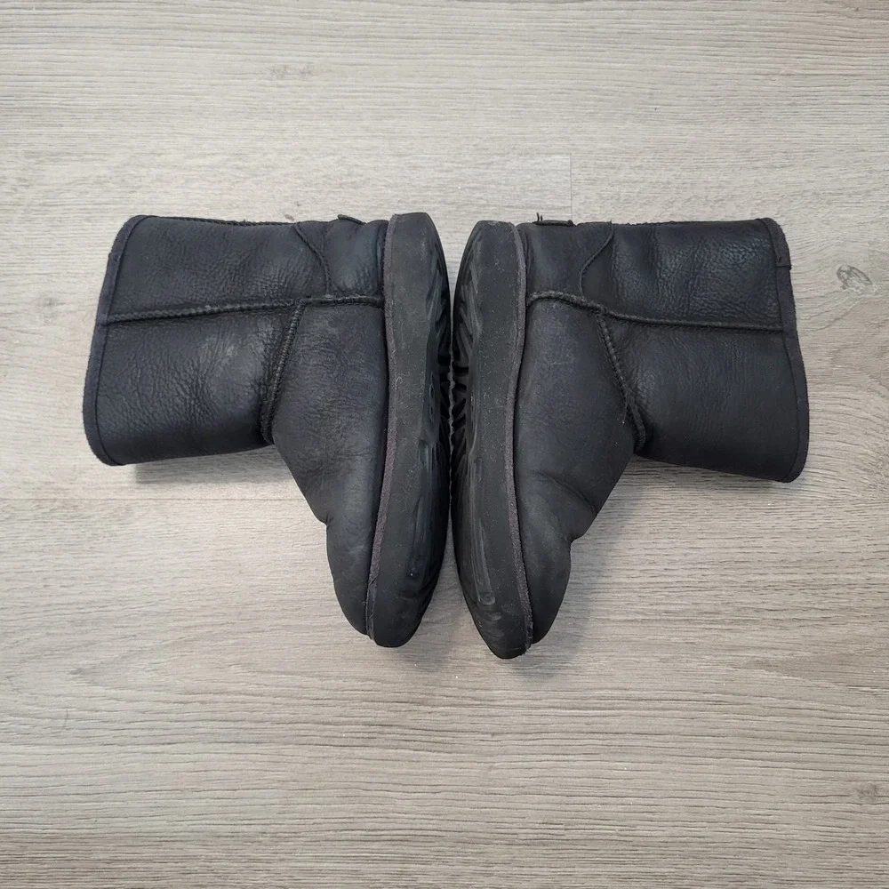 UGG Kids Classic Leather Boots Black Sheepskin Lined Cozy Casual Size 12